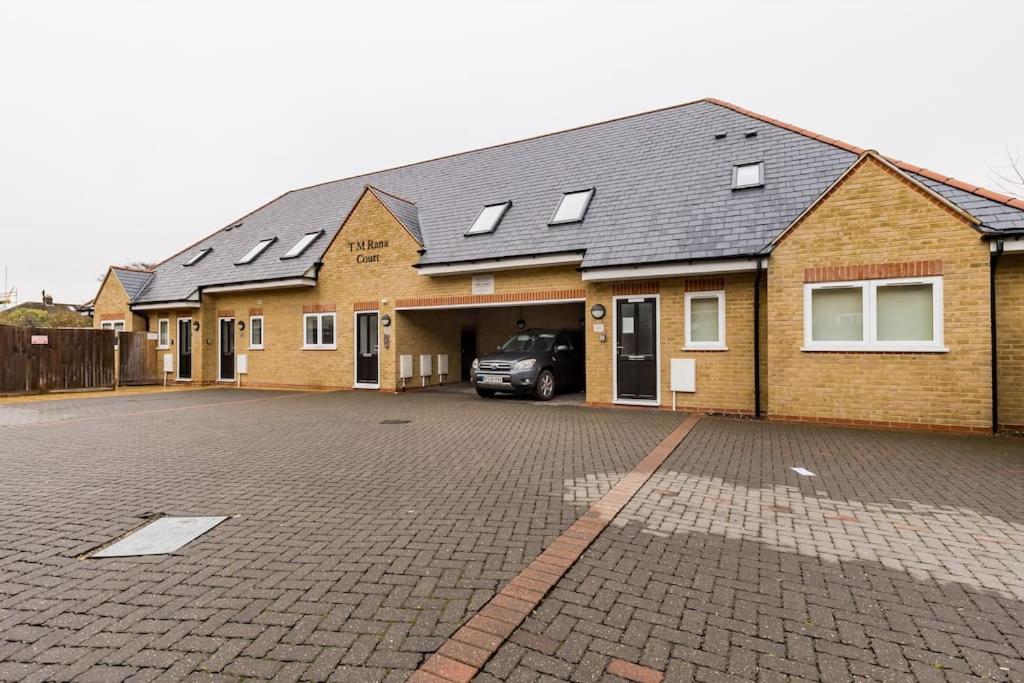 Tm - Rana Court 1 Bedroom Apartment With Balcony Oxford Exterior photo